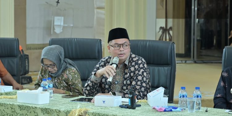 Ketua DPRD Kota Jambi Kemas Faried Alfarelly menyampaikan pandangannya dalam Dialog Publik Pengelolaan Persampahan di Aula Griya Mayang. (Dok: Rahmat)