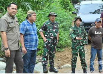 Bupati Merangin M. Syukur meninjau pembangunan jalan program Karya Bakti TNI di kawasan Dusun Sengering, Desa Tiangko, Kecamatan Sungai Manau. (Dok: Diskominfo Merangin)