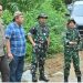 Bupati Merangin M. Syukur meninjau pembangunan jalan program Karya Bakti TNI di kawasan Dusun Sengering, Desa Tiangko, Kecamatan Sungai Manau. (Dok: Diskominfo Merangin)