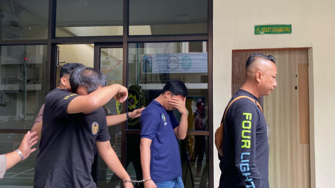 Dua terdakwa kasus peredaran 58 kilogram sabu, Agit Putra Ramadhan dan Juniardo alias Ardo usai menjalani sidang tuntutan di Pengadilan Negeri Jambi. (Dok: Rudi)