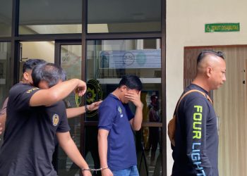 Dua terdakwa kasus peredaran 58 kilogram sabu, Agit Putra Ramadhan dan Juniardo alias Ardo usai menjalani sidang tuntutan di Pengadilan Negeri Jambi. (Dok: Rudi)