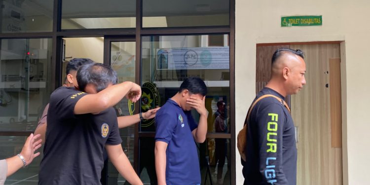 Dua terdakwa kasus peredaran 58 kilogram sabu, Agit Putra Ramadhan dan Juniardo alias Ardo usai menjalani sidang tuntutan di Pengadilan Negeri Jambi. (Dok: Rudi)