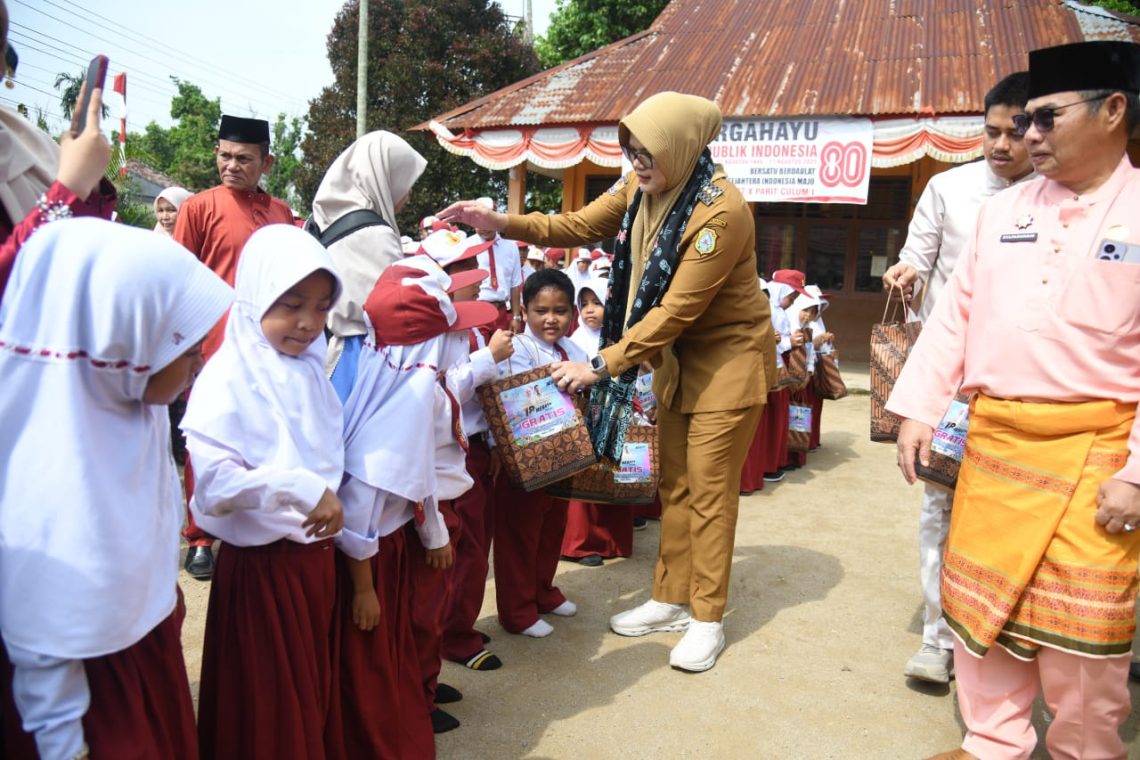 Bupati Tanjabtim Dillah Hikmah Sari saat menyerahkan simbolis seragam sekolah gratis beberapa waktu lalu. (Dok: Rahmat)