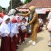 Bupati Tanjabtim Dillah Hikmah Sari saat menyerahkan simbolis seragam sekolah gratis beberapa waktu lalu. (Dok: Rahmat)