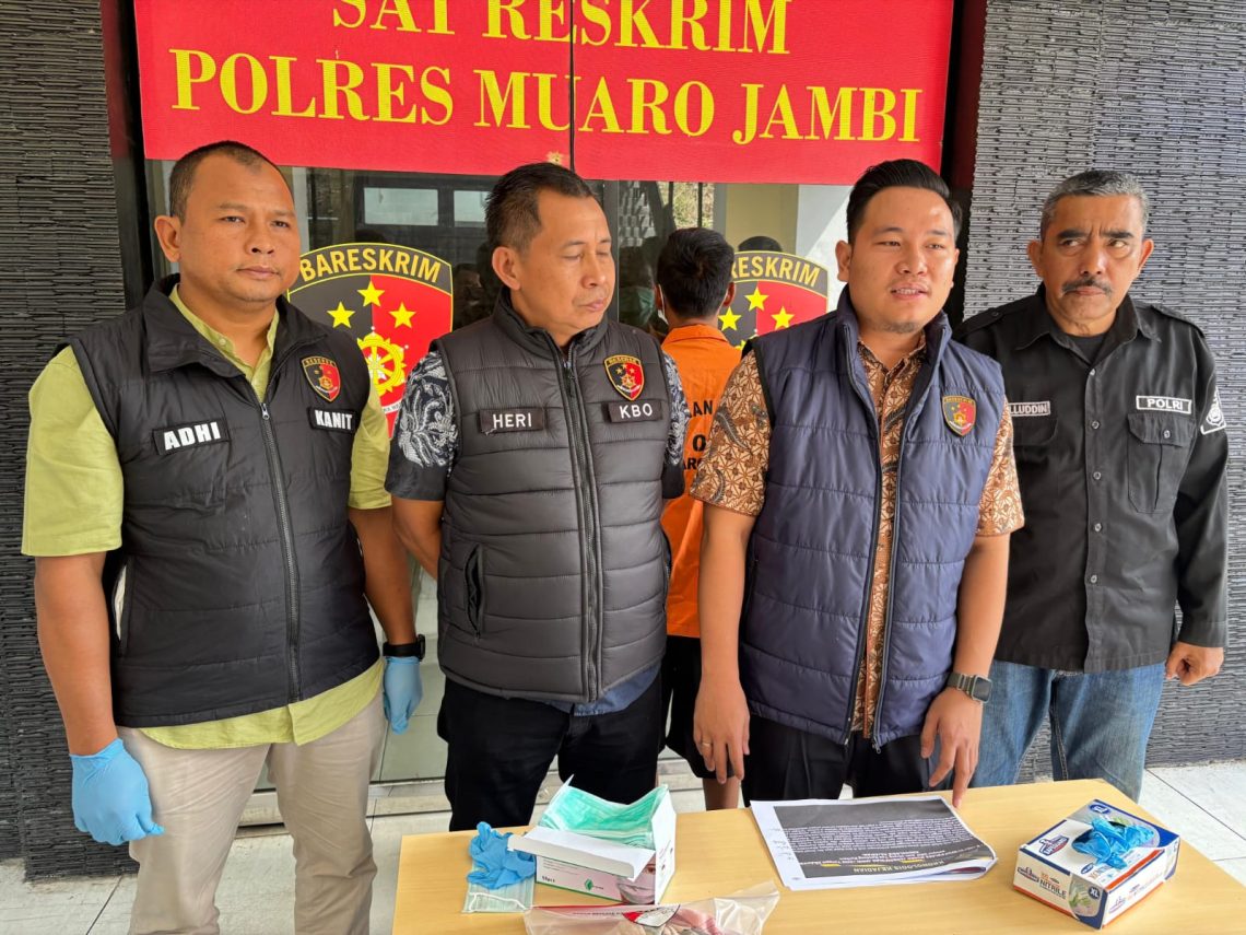 Kasat Reskrim Polres Muaro Jambi Iptu Robby Nizar saat memimpin kasus pencabulan di Mapolres Muaro Jambi. (Dok: Alpin)