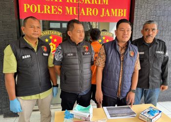 Kasat Reskrim Polres Muaro Jambi Iptu Robby Nizar saat memimpin kasus pencabulan di Mapolres Muaro Jambi. (Dok: Alpin)