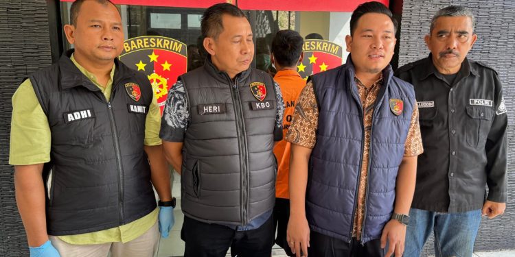 Kasat Reskrim Polres Muaro Jambi Iptu Robby Nizar saat memimpin kasus pencabulan di Mapolres Muaro Jambi. (Dok: Alpin)
