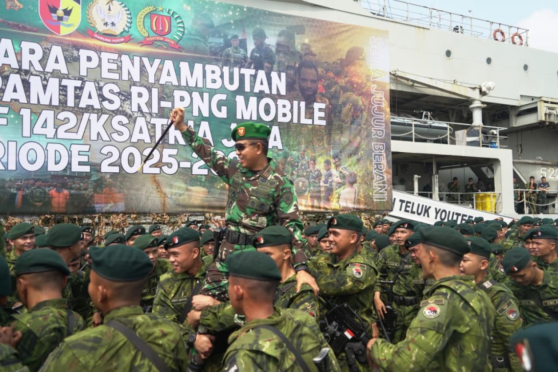 Danrem 042/Gapu Brigjen TNI Nyamin memimpin penyambutan Satgas Pamtas RI–PNG Mobile Yonif 142/Ksatria Jaya di Pelabuhan Boom Baru, Palembang. (Dok: Penrem 042 Gapu)