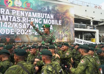 Danrem 042/Gapu Brigjen TNI Nyamin memimpin penyambutan Satgas Pamtas RI–PNG Mobile Yonif 142/Ksatria Jaya di Pelabuhan Boom Baru, Palembang. (Dok: Penrem 042 Gapu)