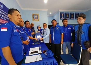 Fauzi Ansori resmi mengembalikan formulir pendaftaran sebagai bakal calon Ketua DPD Partai Demokrat Provinsi Jambi pada Musda ke-V. (Dok: Rahmat)