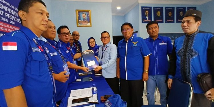 Fauzi Ansori resmi mengembalikan formulir pendaftaran sebagai bakal calon Ketua DPD Partai Demokrat Provinsi Jambi pada Musda ke-V. (Dok: Rahmat)