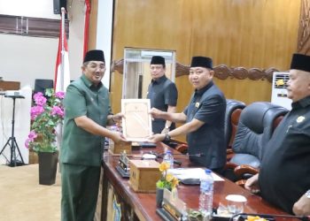 Bupati Tanjung Jabung Barat Anwar Sadat menyampaikan Nota Pengantar Ranperda Pertanggungjawaban Pelaksanaan APBD Tahun Anggaran 2025 dalam Rapat Paripurna DPRD Tanjung Jabung Barat. (DOk: Rahmat)