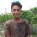 Petani pare di Kecamatan Sekernan, Kabupaten Muaro Jambi, menunjukkan hasil panen mereka di tengah anjloknya harga jual komoditas hortikultura. (Dok: Rahmat)