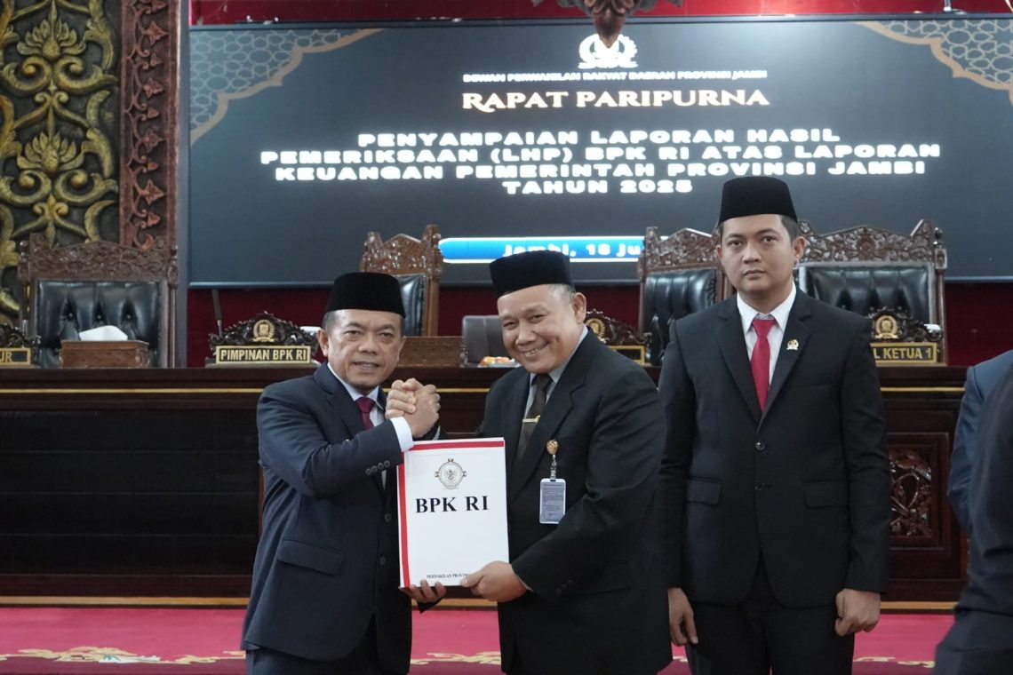 Gubernur Jambi Al Haris menerima opini Wajar Tanpa Pengecualian (WTP) atas Laporan Keuangan Pemerintah Daerah (LKPD) Provinsi Jambi Tahun Anggaran 2025 dari Kepala BPK RI Perwakilan Jambi Muhammad Toha Arafat dalam Rapat Paripurna DPRD Provinsi Jambi. (DOk: Rudi)