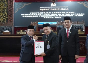 Gubernur Jambi Al Haris menerima opini Wajar Tanpa Pengecualian (WTP) atas Laporan Keuangan Pemerintah Daerah (LKPD) Provinsi Jambi Tahun Anggaran 2025 dari Kepala BPK RI Perwakilan Jambi Muhammad Toha Arafat dalam Rapat Paripurna DPRD Provinsi Jambi. (DOk: Rudi)