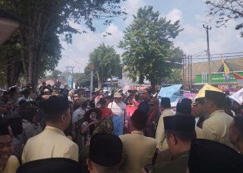Ratusan warga korban kebijakan zona merah Pertamina menggelar aksi unjuk rasa di halaman DPRD Kota Jambi saat berlangsungnya rapat paripurna Hari Jadi Tanah Pilih Pusako Betuah ke-625 dan HUT ke-80 Pemerintah Kota Jambi, Selasa (2/6/2026). (Dok: Rudi)