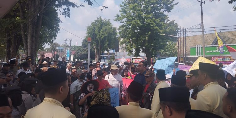 Ratusan warga korban kebijakan zona merah Pertamina menggelar aksi unjuk rasa di halaman DPRD Kota Jambi saat berlangsungnya rapat paripurna Hari Jadi Tanah Pilih Pusako Betuah ke-625 dan HUT ke-80 Pemerintah Kota Jambi, Selasa (2/6/2026). (Dok: Rudi)