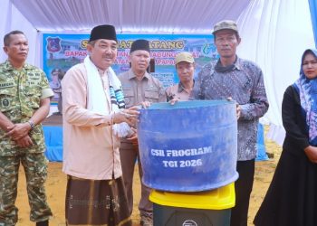 Bupati Tanjung Jabung Barat Anwar Sadat menghadiri Launching Inovasi Gerakan Pilah-pilah Sampah di Kecamatan Muara Papalik. (Dok: Diskominfo Tanjab Barat)