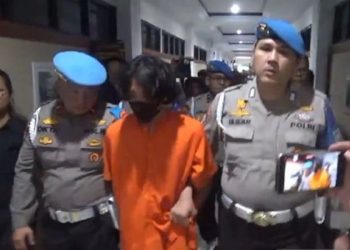 Alung saat digiring ke ruang penyidik Ditresnarkoba Polda Jambi. (Dok: Redaksi)