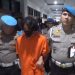 Alung saat digiring ke ruang penyidik Ditresnarkoba Polda Jambi. (Dok: Redaksi)
