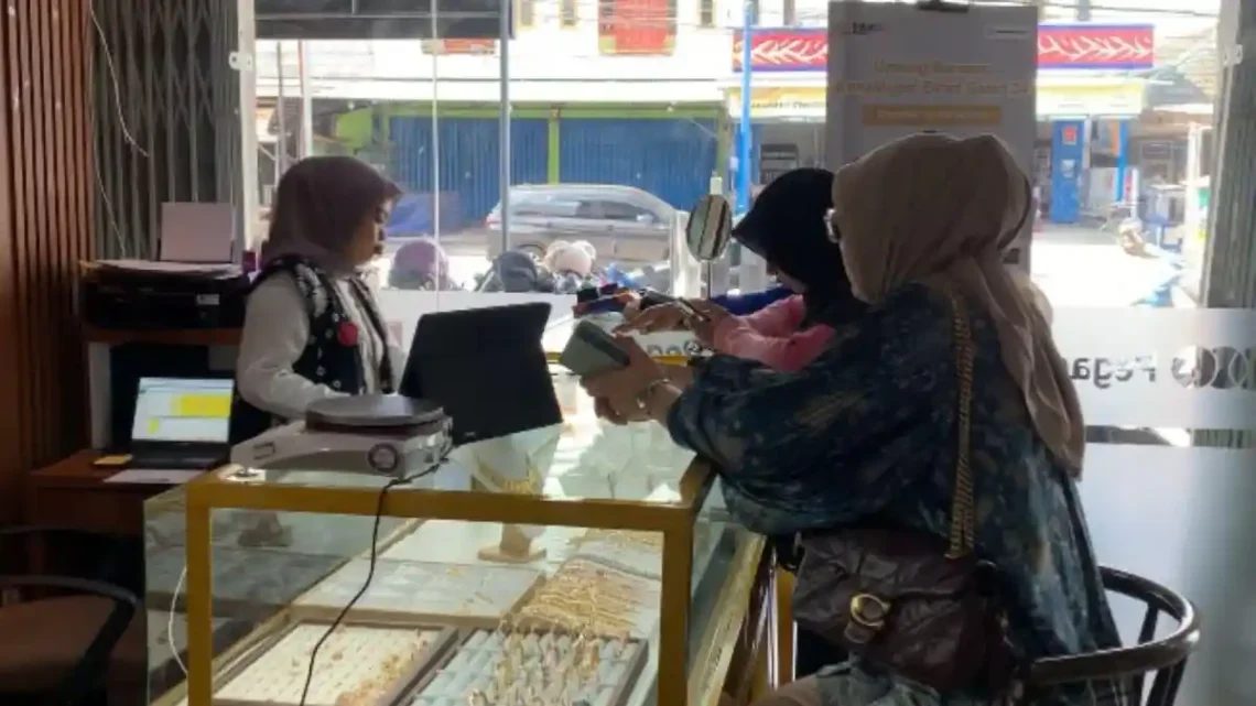 Warga memilih emas batangan dan perhiasan di Galeri 24 Pegadaian Mayang Mengurai, Kota Jambi. (DOk: Rudi)