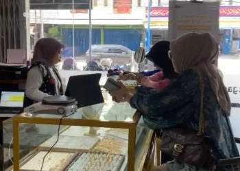 Warga memilih emas batangan dan perhiasan di Galeri 24 Pegadaian Mayang Mengurai, Kota Jambi. (DOk: Rudi)