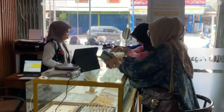Warga memilih emas batangan dan perhiasan di Galeri 24 Pegadaian Mayang Mengurai, Kota Jambi. (DOk: Rudi)