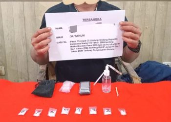 Pelaku dan barang bukti saat ditampilkan di Satresnarkoba Polresta Jambi. (Dok: Redaksi)
