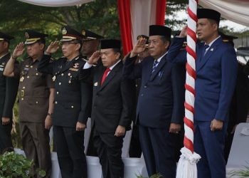 Gubernur Jambi Al Haris bersama Forkopimda, ASN, TNI/Polri, dan pelajar mengikuti Upacara Hari Lahir Pancasila 2026 di Lapangan Garuda, Kantor Gubernur Jambi. (Dok: Redaksi)