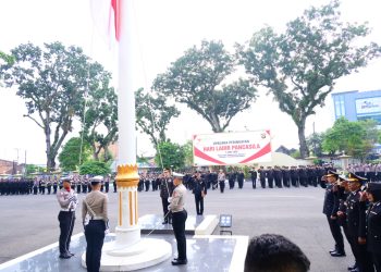 Wakapolda Jambi Brigjen Pol. Benny Ali memimpin Upacara Hari Lahir Pancasila 2026 di Lapangan Hitam Mapolda Jambi. (Dok: Alpin)