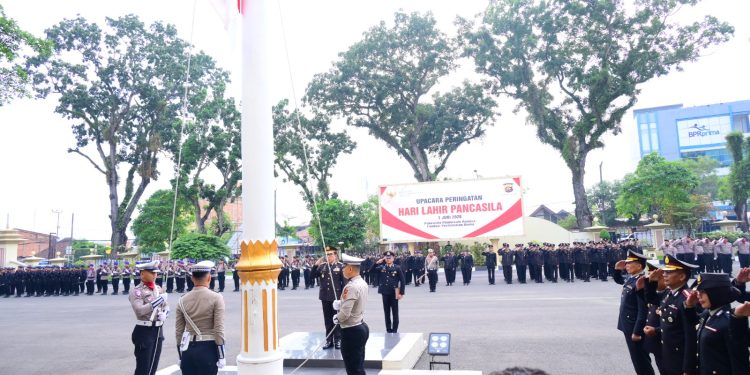 Wakapolda Jambi Brigjen Pol. Benny Ali memimpin Upacara Hari Lahir Pancasila 2026 di Lapangan Hitam Mapolda Jambi. (Dok: Alpin)