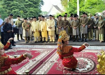 Gubernur Jambi Al Haris bersama Menko Pangan Zulkifli Hasan menghadiri Rapat Paripurna Istimewa DPRD Kota Jambi dalam rangka HUT ke-80 Kota Jambi dan 625 Tahun Tanah Pilih Pusako Betuah. (Dok: Rudi)