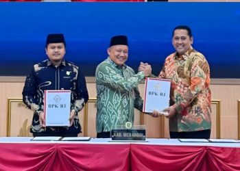Bupati Merangin M. Syukur menerima Laporan Hasil Pemeriksaan (LHP) dan Opini Wajar Tanpa Pengecualian (WTP) atas LKPD Tahun Anggaran 2025 dari BPK RI Perwakilan Provinsi Jambi. (Dok: Diskominfo Merangin)