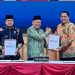 Bupati Merangin M. Syukur menerima Laporan Hasil Pemeriksaan (LHP) dan Opini Wajar Tanpa Pengecualian (WTP) atas LKPD Tahun Anggaran 2025 dari BPK RI Perwakilan Provinsi Jambi. (Dok: Diskominfo Merangin)