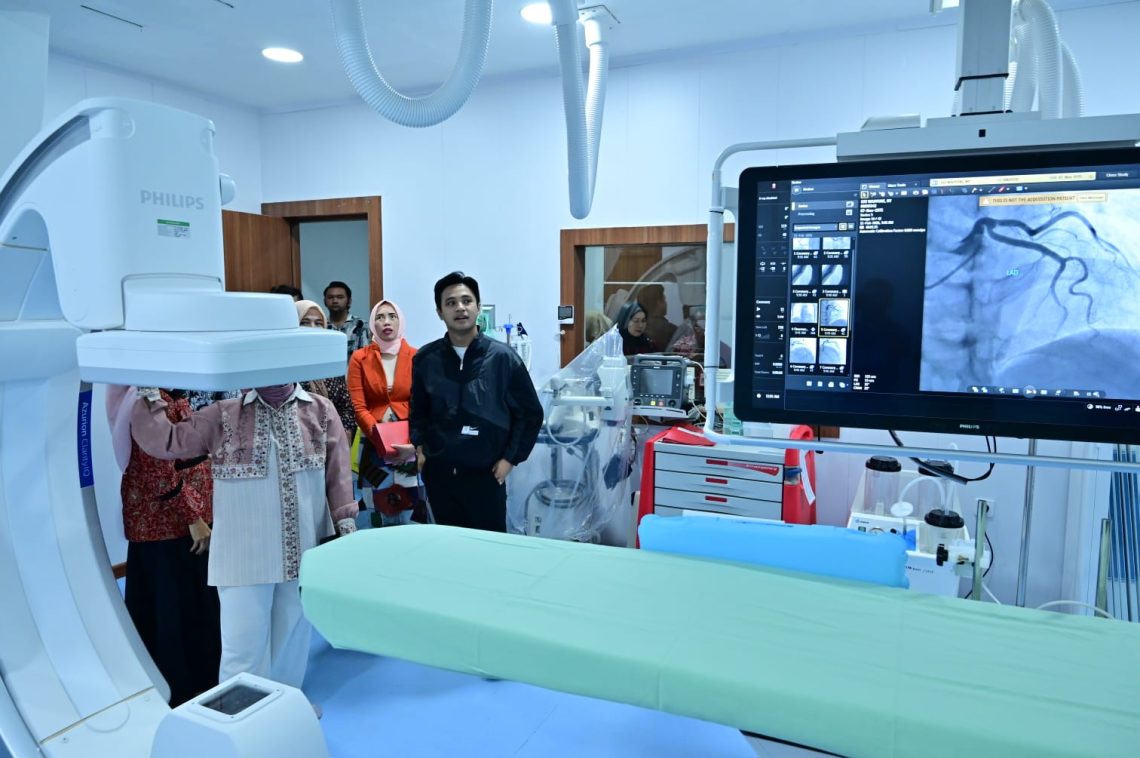 Wakil Wali Kota Jambi Diza Hazra Aljosha saat meresmikan layanan Cathlab di RSUD H. Abdul Manap Kota Jambi. (Dok: Rahmat)