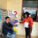 Personel Sie STNK Subdit Regident Ditlantas Polda Jambi membagikan makanan gratis kepada masyarakat dalam kegiatan Jumat Berkah di Samsat Kota Jambi, Jumat (5/6/2026). (Dok: Alpin)