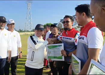Gubernur Jambi Al Haris menyerahkan piagam penghargaan kepada perusahaan pada peringkat Hari Lingkungan Hidup Sedunia 2026. (Dok: Rudi)