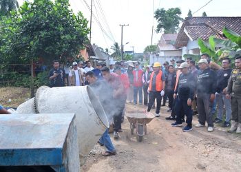 Wali Kota Jambi Maulana bersama Wakil Wali Kota Diza Hazra Aljhosa saat meresmikan program Kampung Bahagia dengan gotong royong di RT 07 Kenali Asam. (Dok: Rahmat)