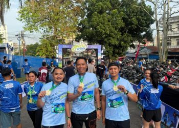 Kasi STNK Subdit Regident Ditlantas Polda Jambi AKP Hadi Siswanto bersama Kakanwil Jasa Raharja Jambi Agung Abimanyu melakukan promosi Presisi Merdeka Run Jambi 2026 kepada peserta Kalcer Run, Minggu (7/6/2026). (Dok: Alpin)