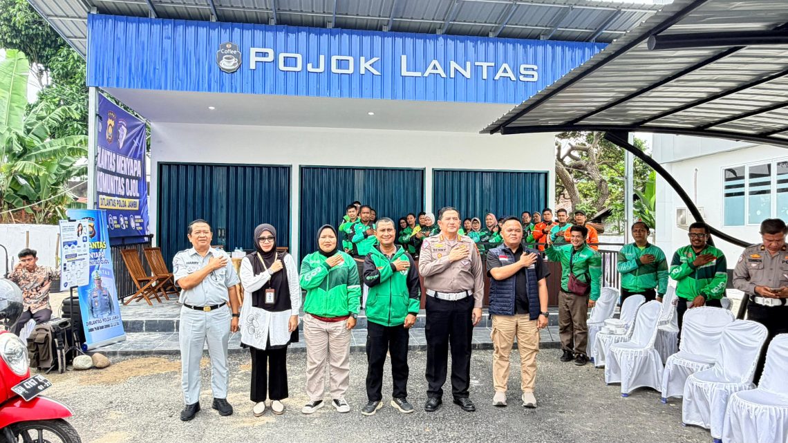 Direktur Lalu Lintas Polda Jambi Kombes Pol Adi Benny Cahyono bersama jajaran Ditlantas Polda Jambi, Jasa Raharja, dan Bidokes Polda Jambi berfoto bersama para pengemudi ojek online usai kegiatan "Polantas Menyapa" di Pojok Lantas Ditlantas Polda Jambi, Senin (8/6/2026). (Dok: Alpin)