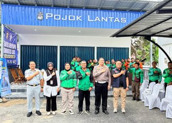 Direktur Lalu Lintas Polda Jambi Kombes Pol Adi Benny Cahyono bersama jajaran Ditlantas Polda Jambi, Jasa Raharja, dan Bidokes Polda Jambi berfoto bersama para pengemudi ojek online usai kegiatan "Polantas Menyapa" di Pojok Lantas Ditlantas Polda Jambi, Senin (8/6/2026). (Dok: Alpin)