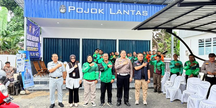 Direktur Lalu Lintas Polda Jambi Kombes Pol Adi Benny Cahyono bersama jajaran Ditlantas Polda Jambi, Jasa Raharja, dan Bidokes Polda Jambi berfoto bersama para pengemudi ojek online usai kegiatan "Polantas Menyapa" di Pojok Lantas Ditlantas Polda Jambi, Senin (8/6/2026). (Dok: Alpin)