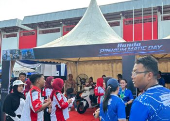 Pengunjung memadati booth Honda Premium Matic Day dalam rangkaian Kalcer Run 2026 di Stadium Tri Lomba Juang (KONI) Jambi. (Dok:Rudi)