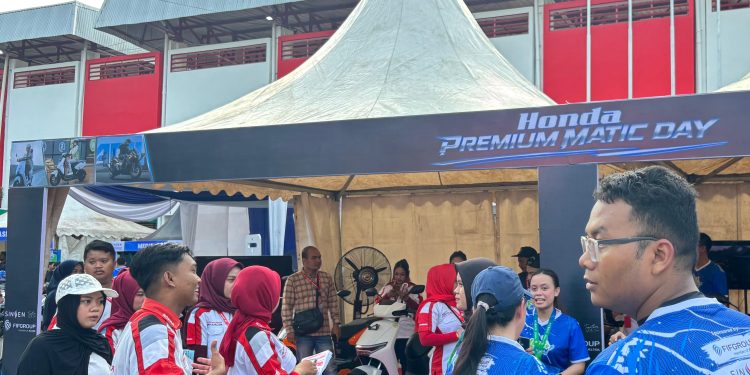 Pengunjung memadati booth Honda Premium Matic Day dalam rangkaian Kalcer Run 2026 di Stadium Tri Lomba Juang (KONI) Jambi. (Dok:Rudi)