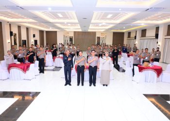 Kabid Humas Polda Jambi Kombes Pol. Erlan Munaji foto bersama dengan peserta Rakernis Humas Polda Jambi Tahun 2026 di Aula Siginjai Mapolda Jambi. (Dok: Humas Polda Jambi)