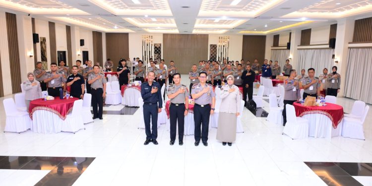 Kabid Humas Polda Jambi Kombes Pol. Erlan Munaji foto bersama dengan peserta Rakernis Humas Polda Jambi Tahun 2026 di Aula Siginjai Mapolda Jambi. (Dok: Humas Polda Jambi)