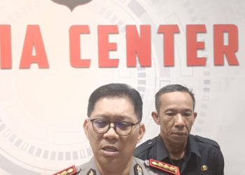 Kabid Humas Polda Jambi Kombes Pol. Erlan Munaji memberikan keterangan kepada awak media terkait status kedinasan anggota RC di Media Center Polda Jambi. (Dok: Alpin)