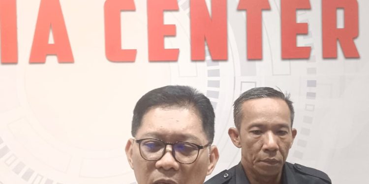Kabid Humas Polda Jambi Kombes Pol. Erlan Munaji memberikan keterangan kepada awak media terkait status kedinasan anggota RC di Media Center Polda Jambi. (Dok: Alpin)