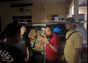 Kasat Intelkam Polres Merangin AKP I Made Bagus Oka bersama personel menunjukkan ratusan ekor burung yang berhasil diamankan dalam operasi penggagalan penyelundupan satwa dilindungi. (Dok: Rahmat)