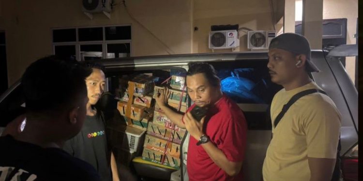 Kasat Intelkam Polres Merangin AKP I Made Bagus Oka bersama personel menunjukkan ratusan ekor burung yang berhasil diamankan dalam operasi penggagalan penyelundupan satwa dilindungi. (Dok: Rahmat)